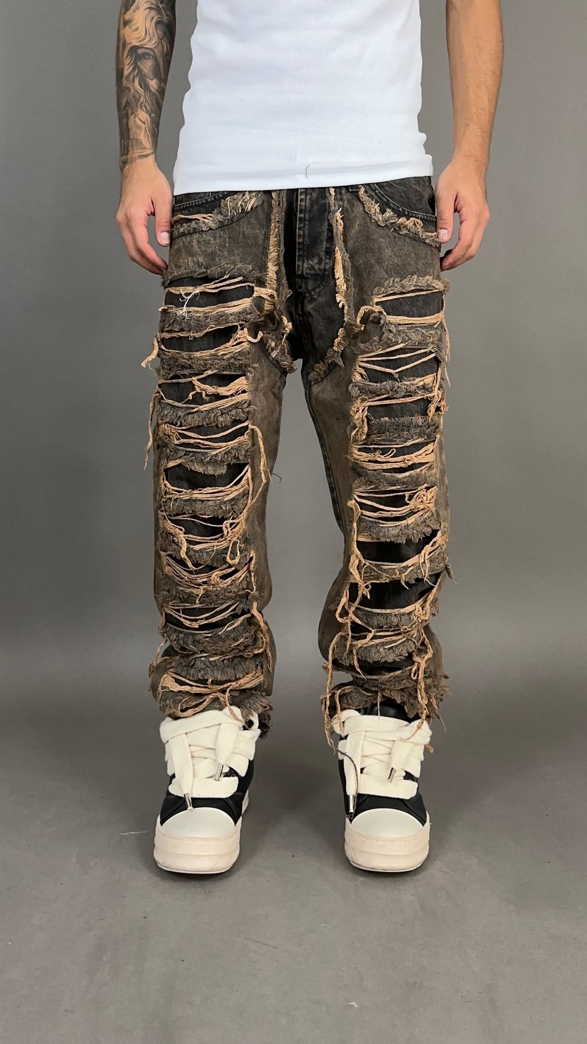 RIPPED JEANS