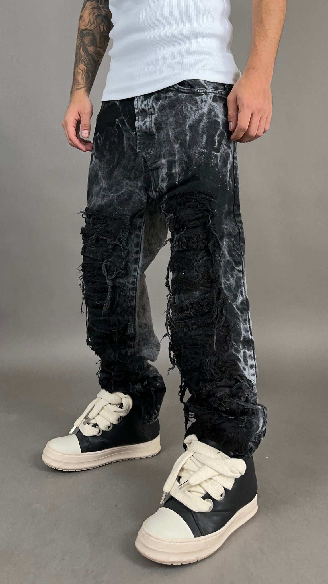 RIPPED JEANS