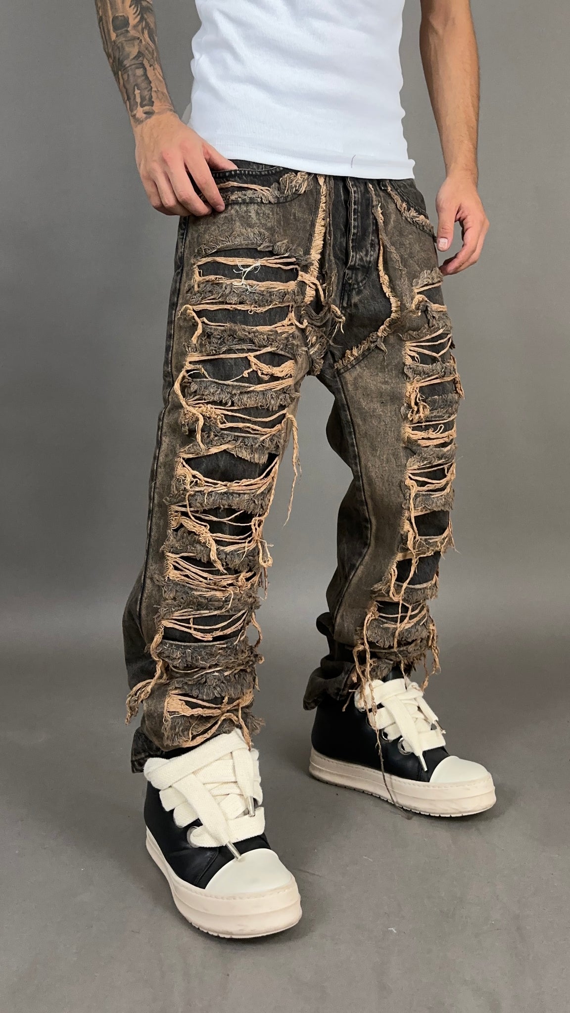 RIPPED JEANS