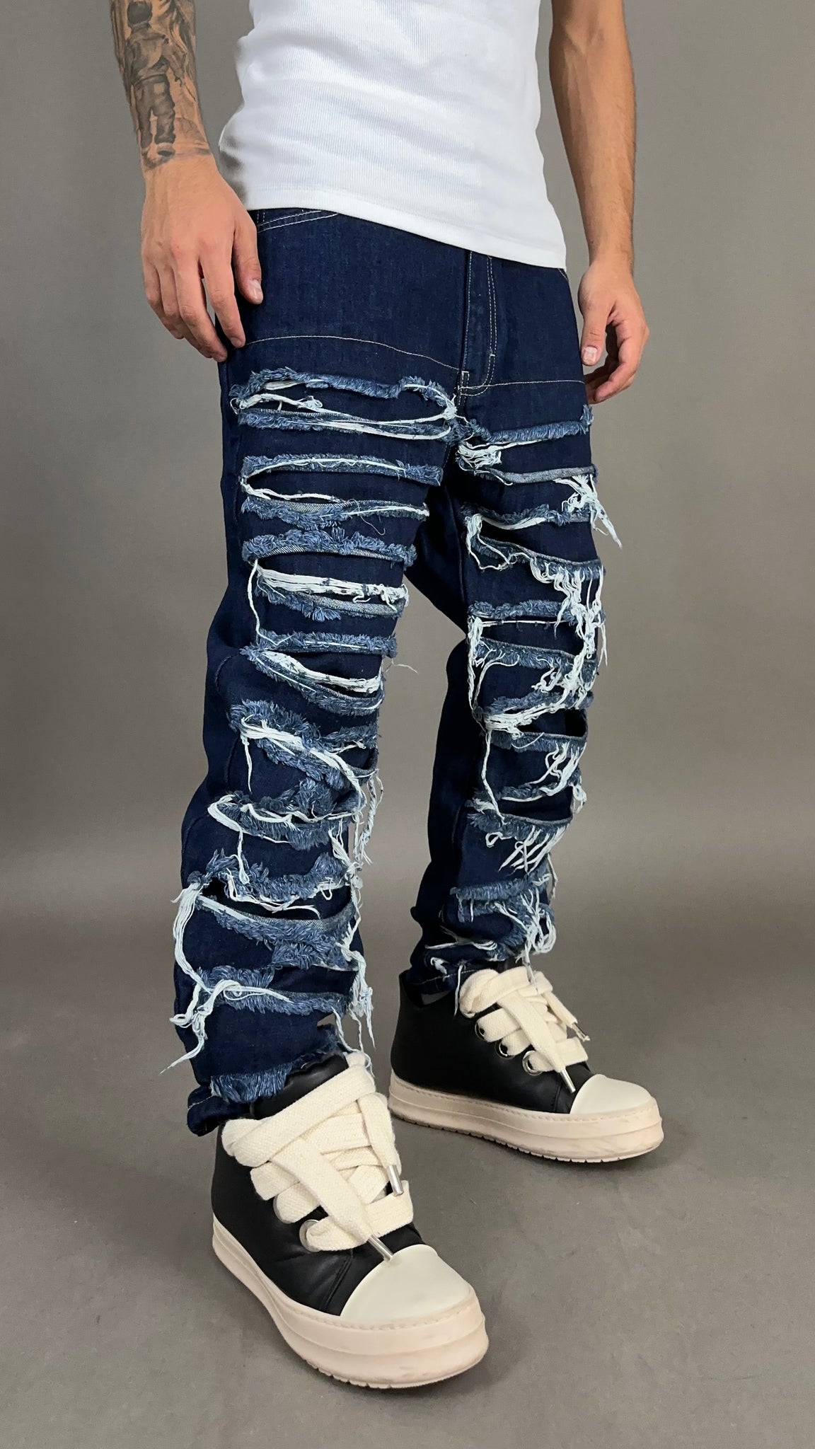 RIPPED JEANS