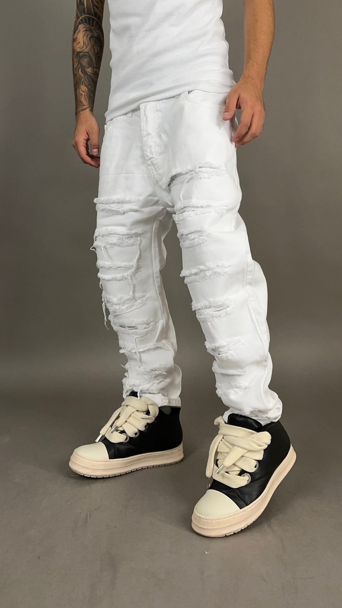 RIPPED JEANS