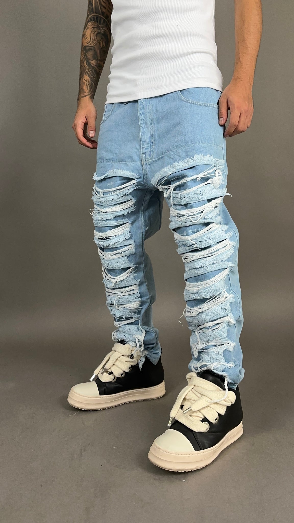 RIPPED JEANS