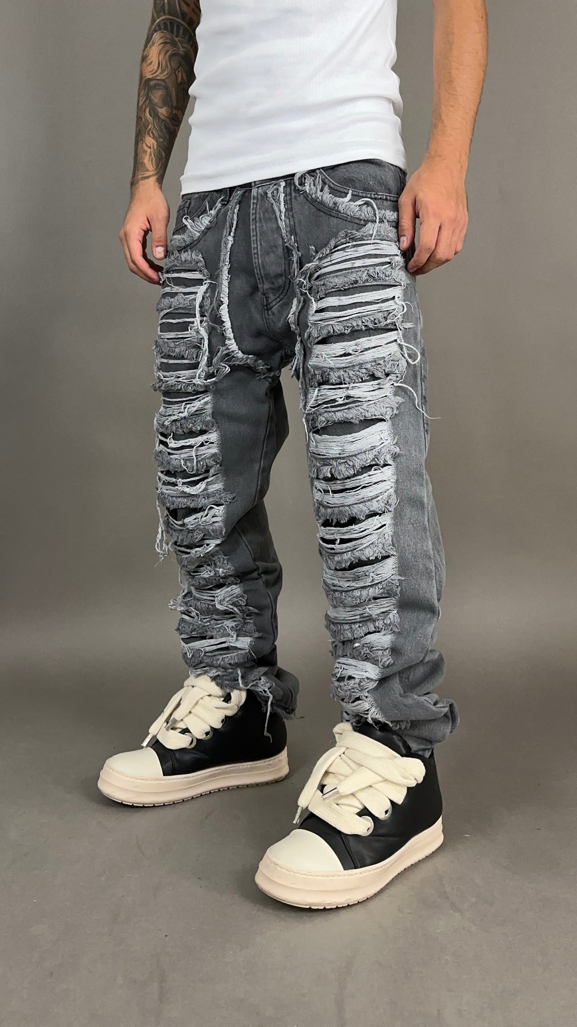 RIPPED JEANS