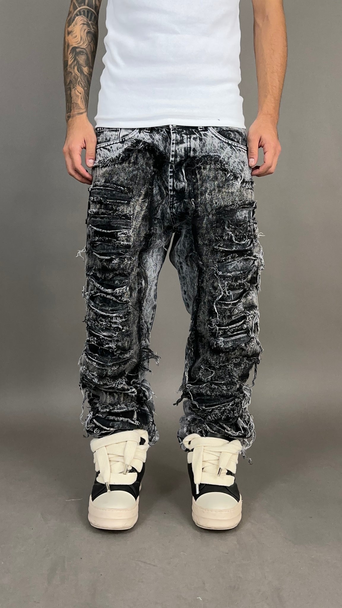 RIPPED JEANS