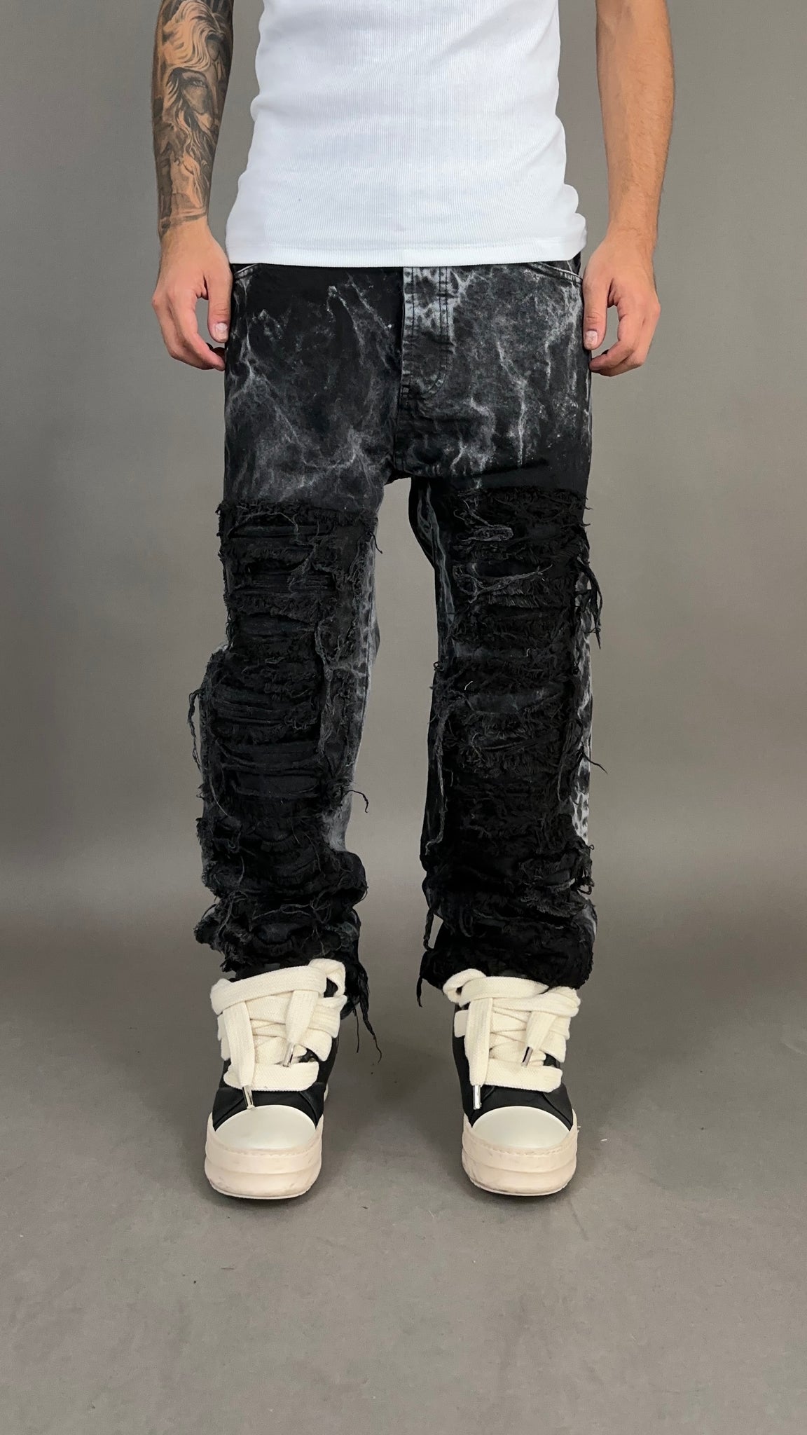 RIPPED JEANS