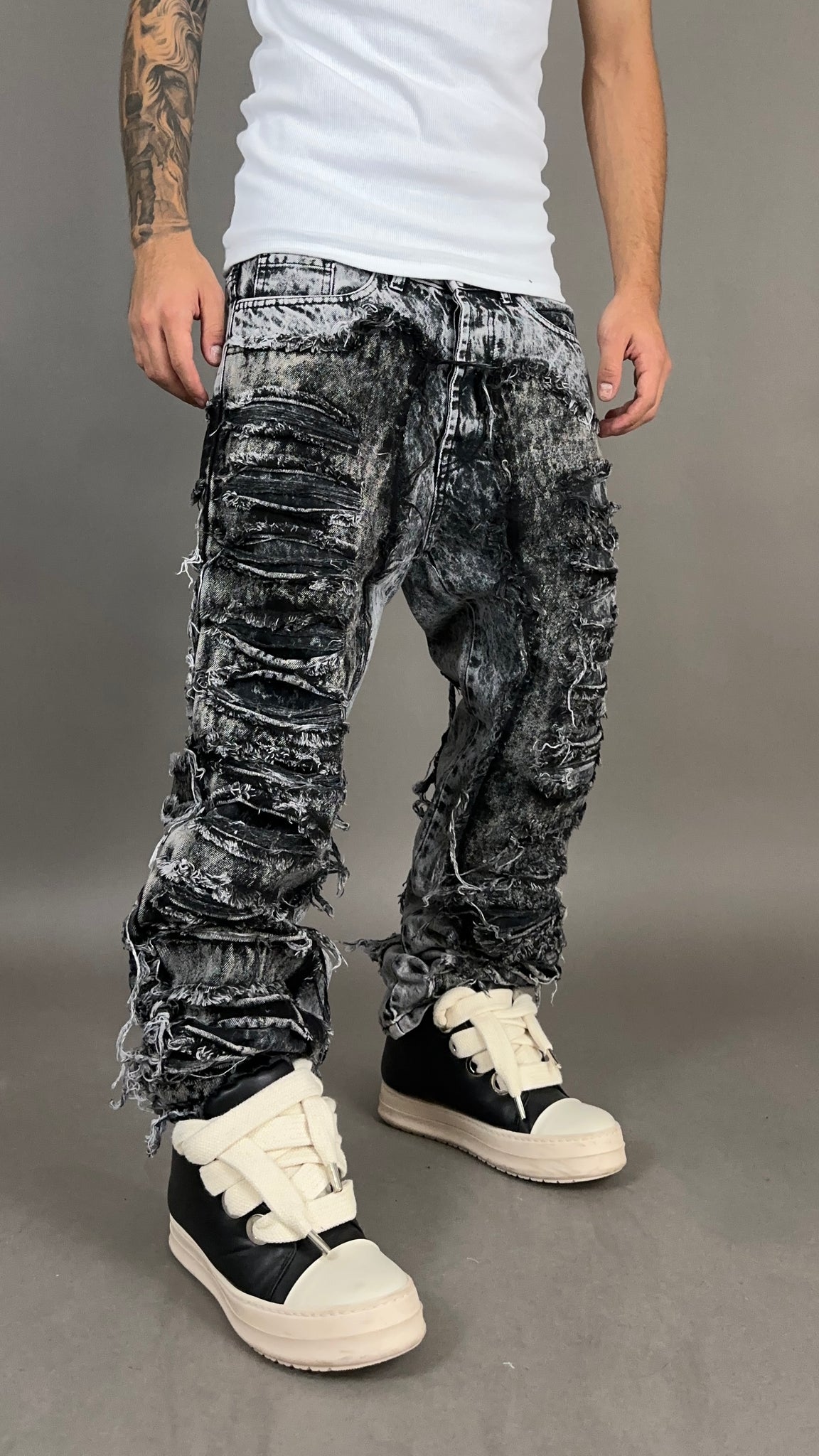 RIPPED JEANS