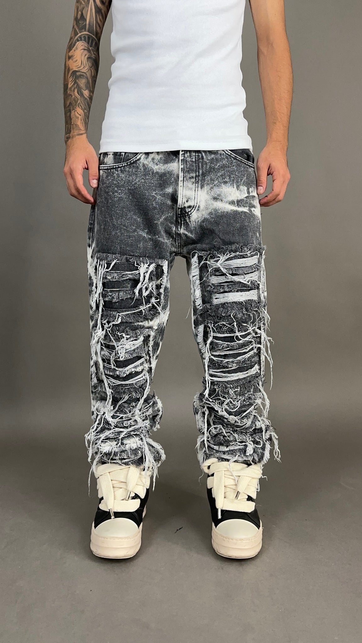 RIPPED JEANS