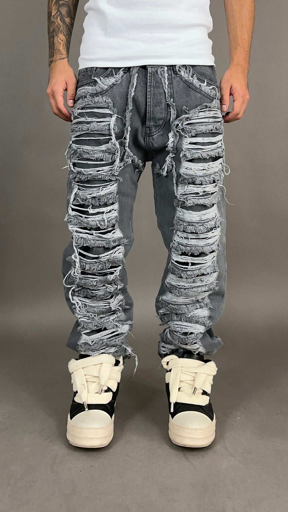 RIPPED JEANS