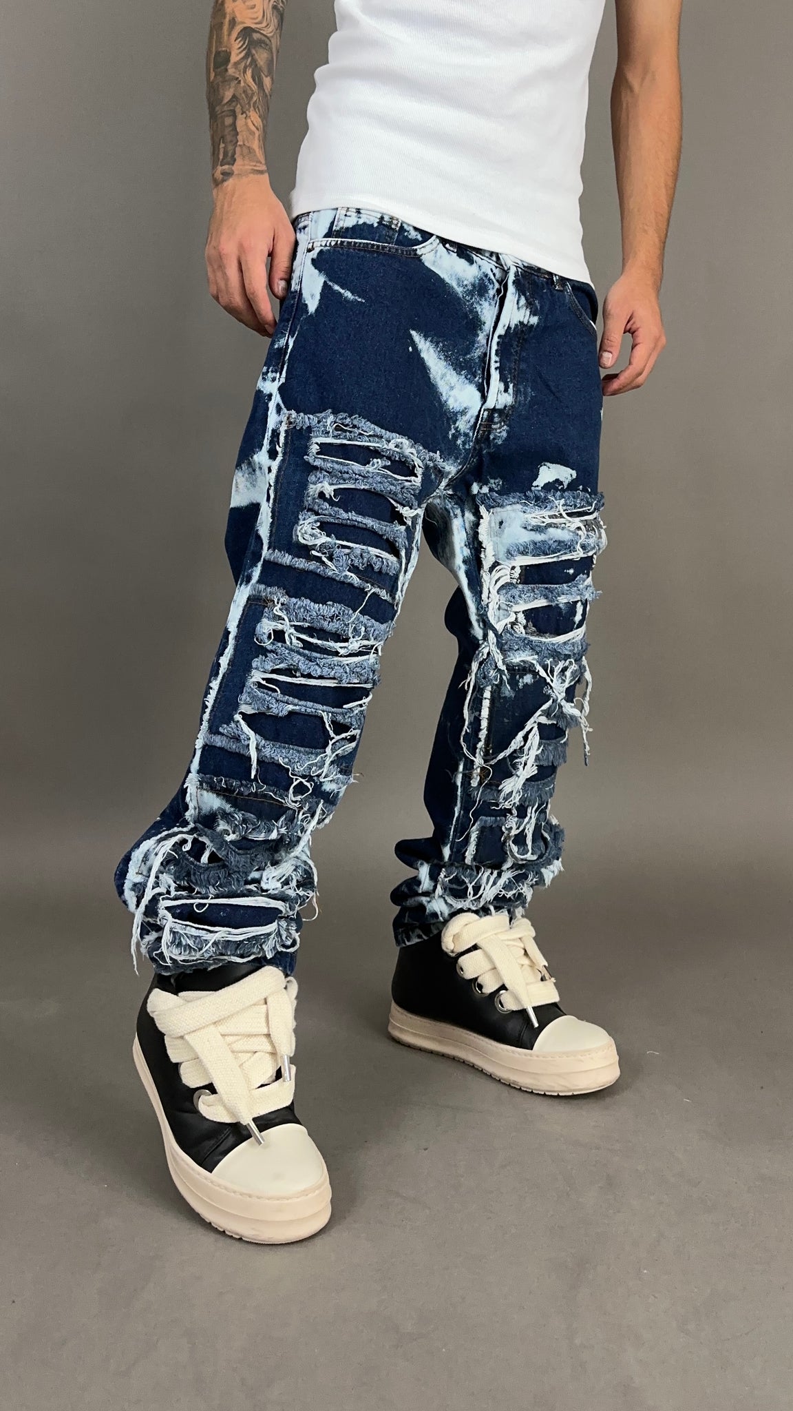 RIPPED JEANS