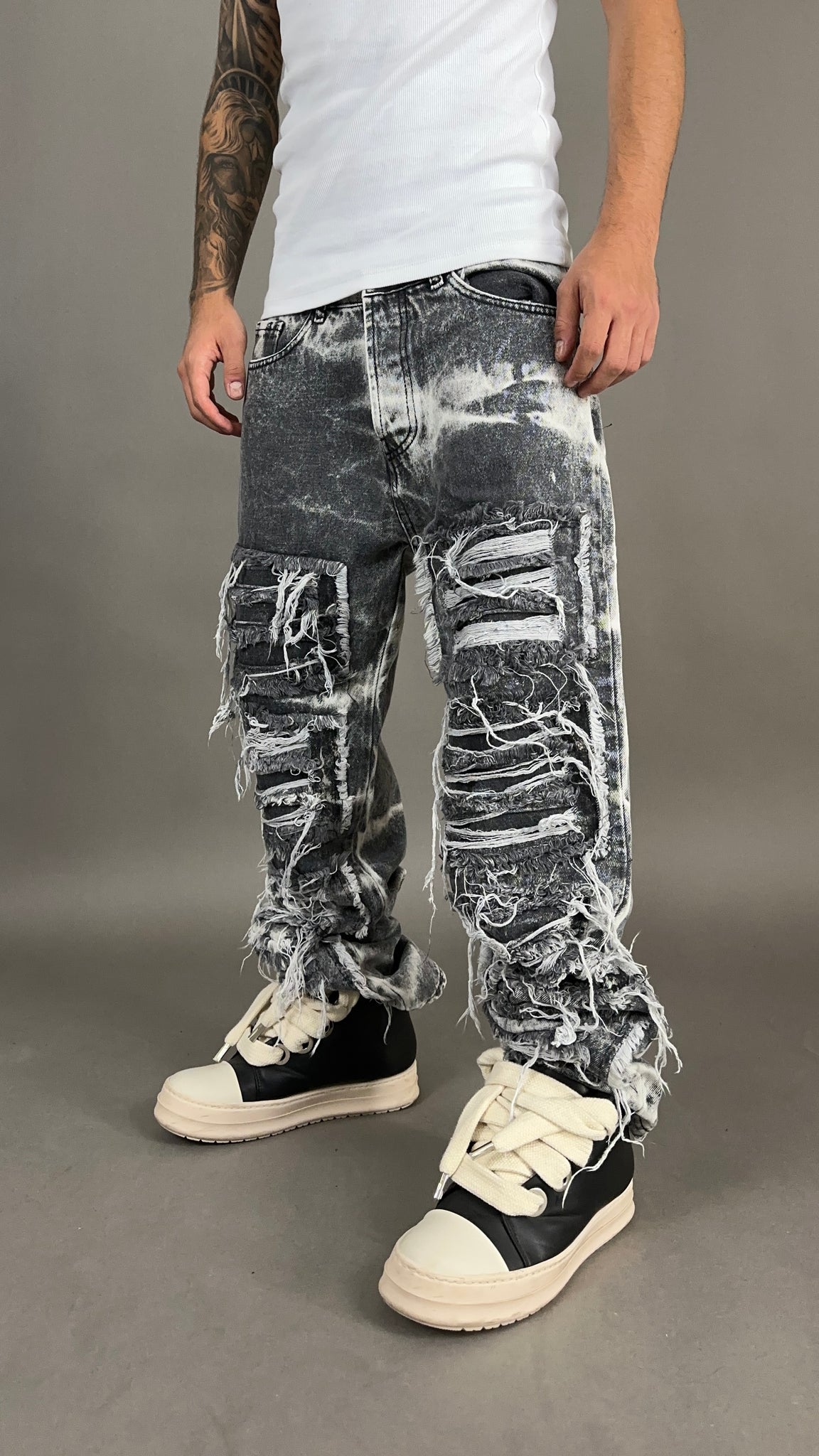 RIPPED JEANS
