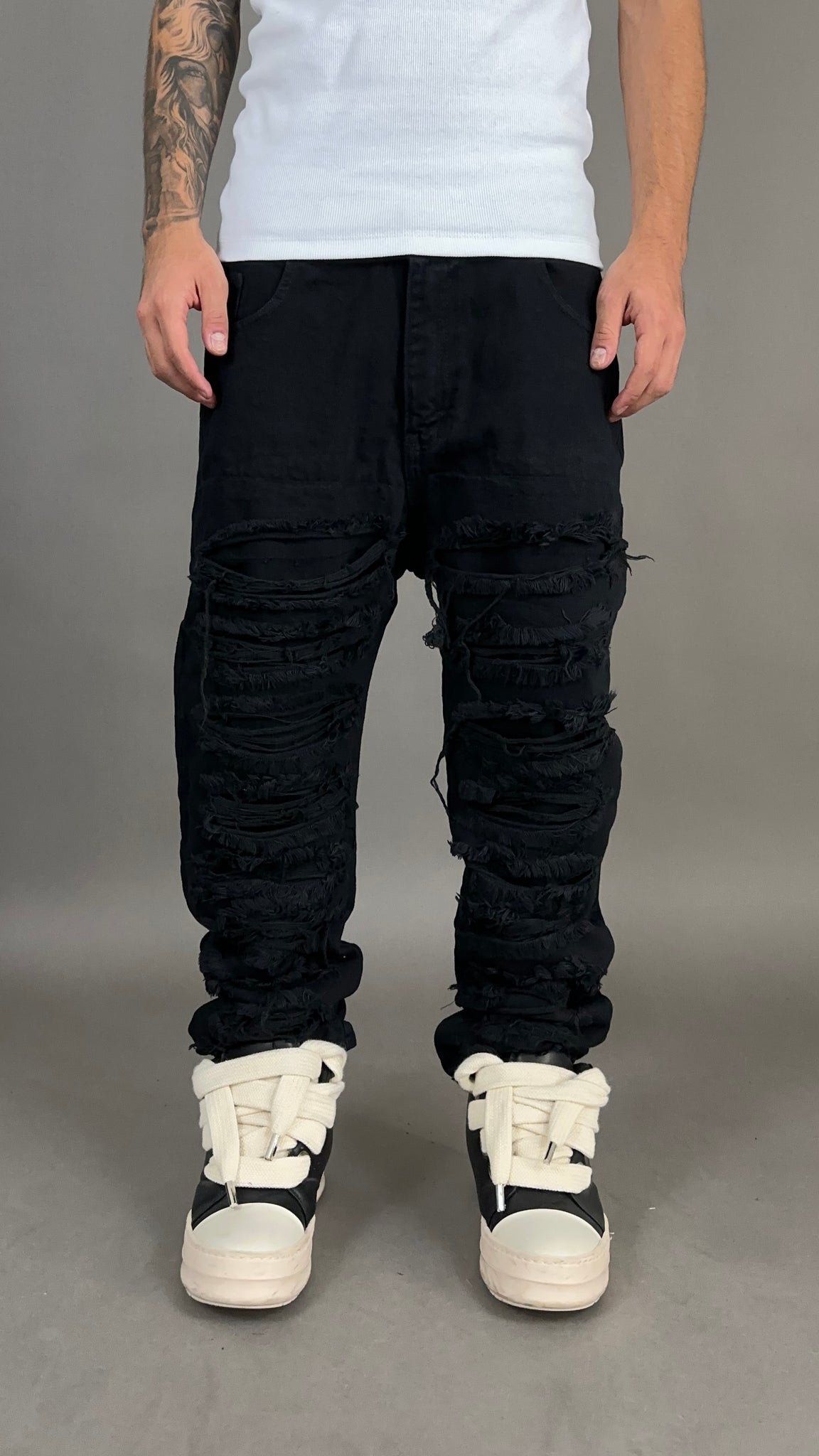 RIPPED JEANS