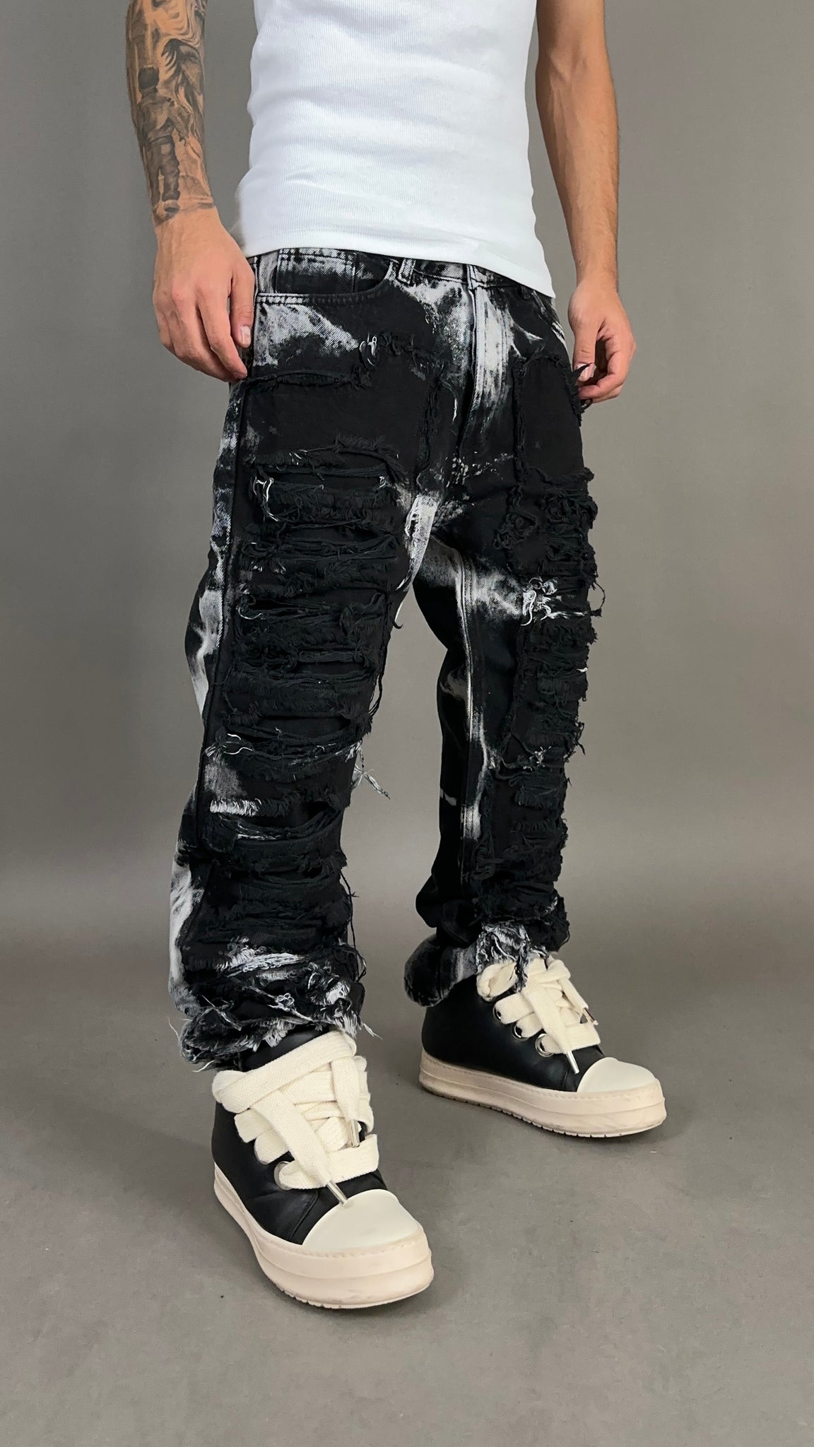 RIPPED JEANS