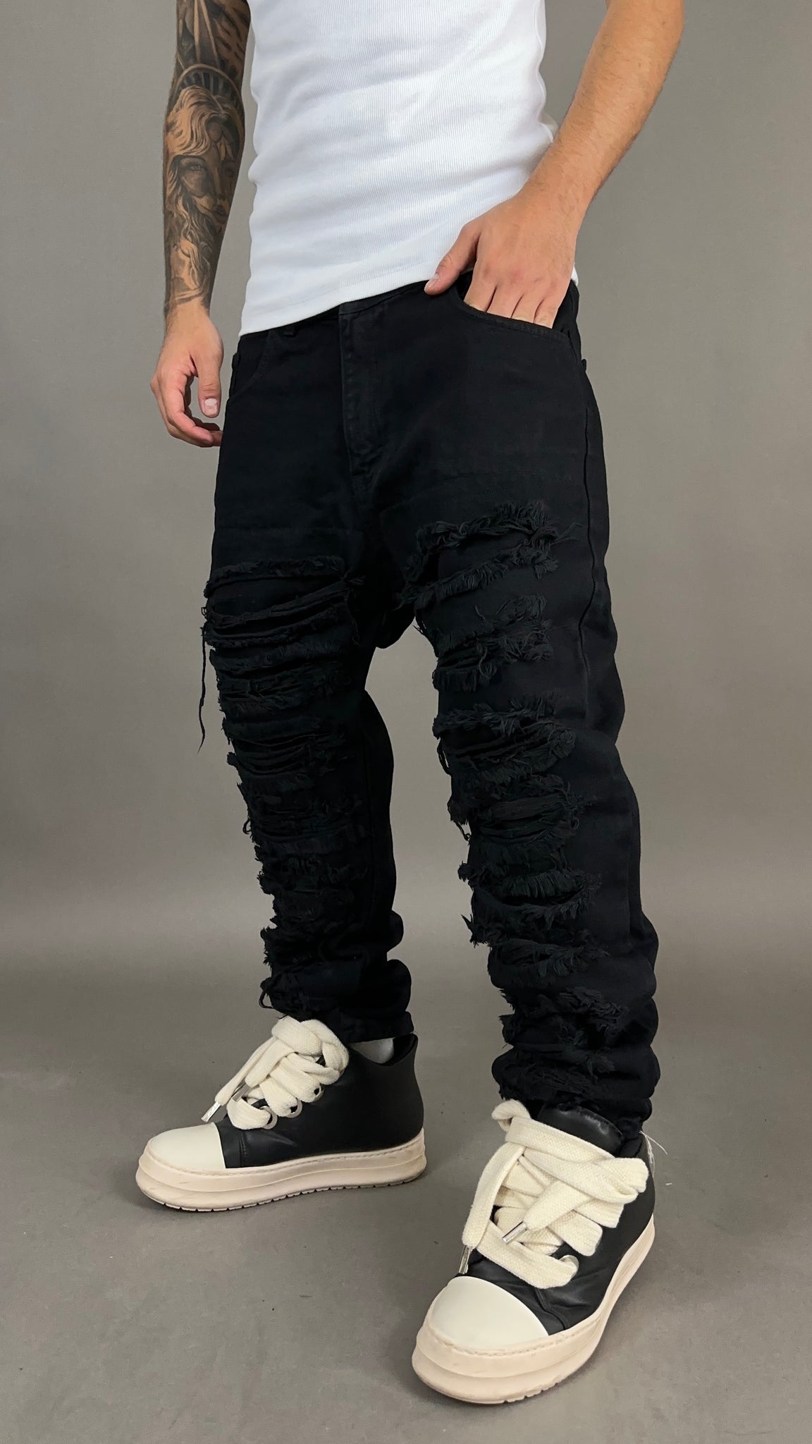 RIPPED JEANS
