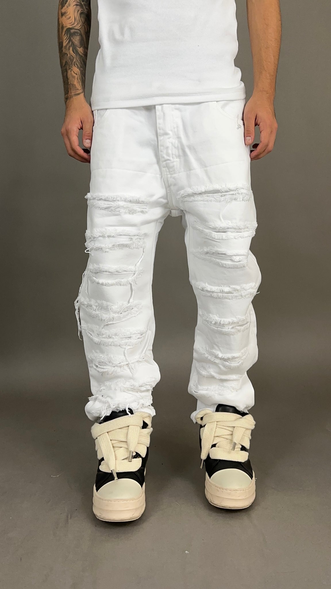 RIPPED JEANS